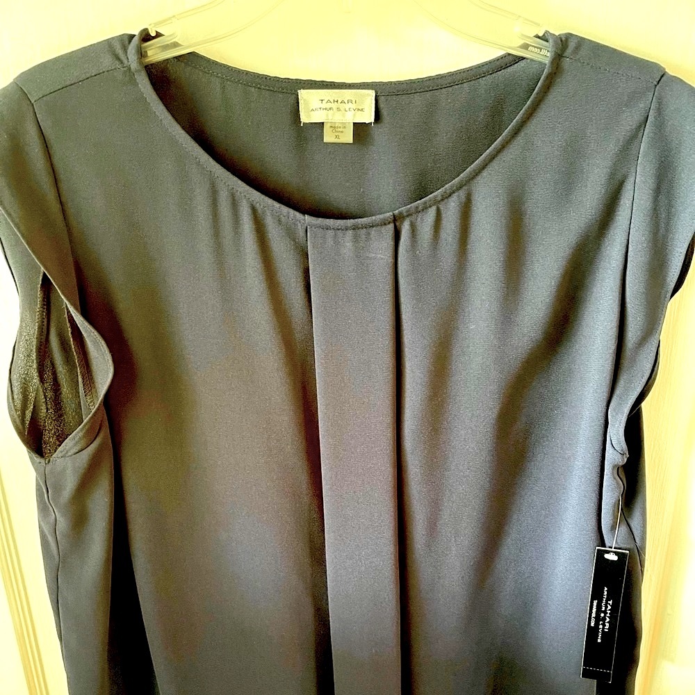 NWOT Tahari Women’s Navy Blue blouse, XL, short sleeved, never worn